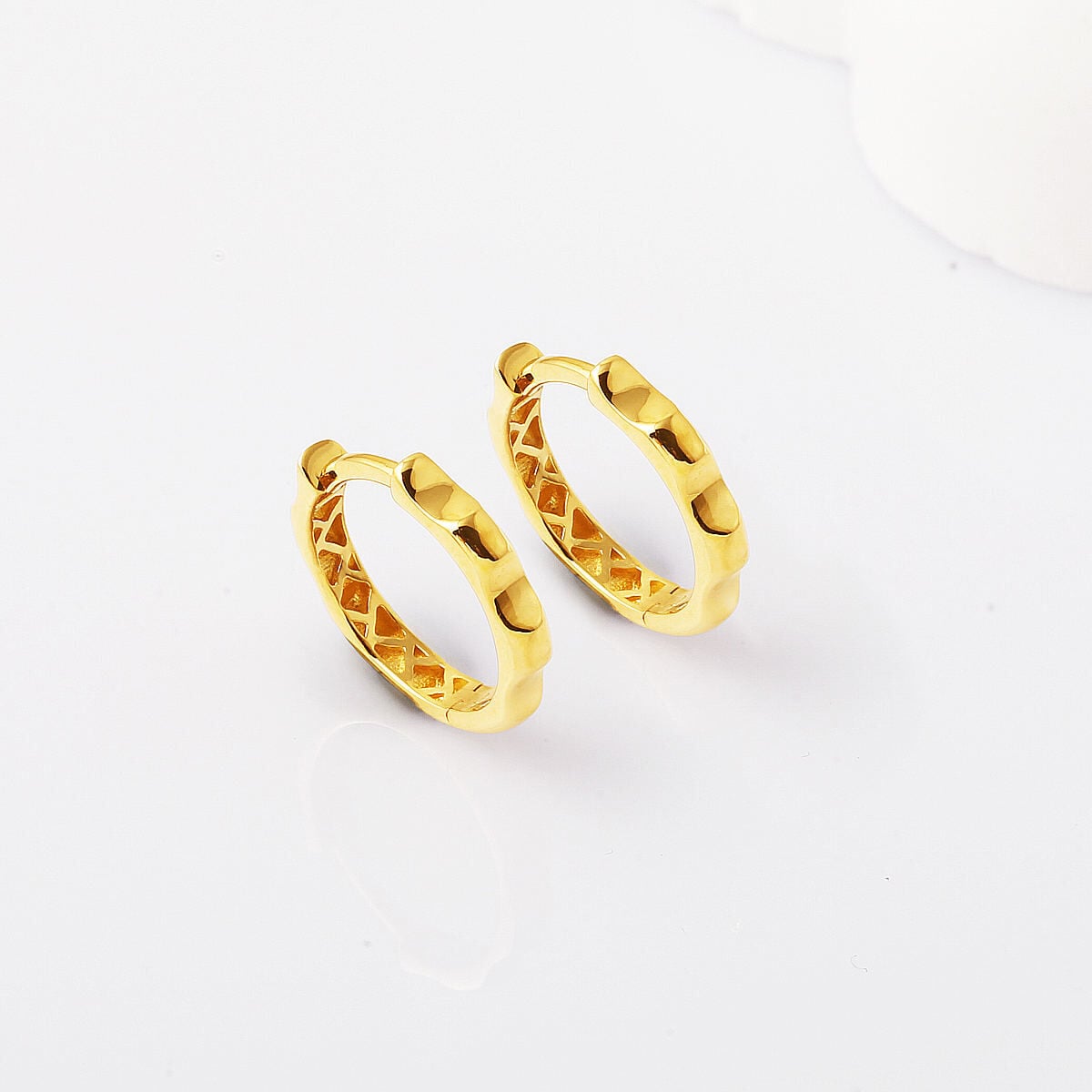 14K Yellow Gold Minimalist Hoop Earrings (1.64 g)