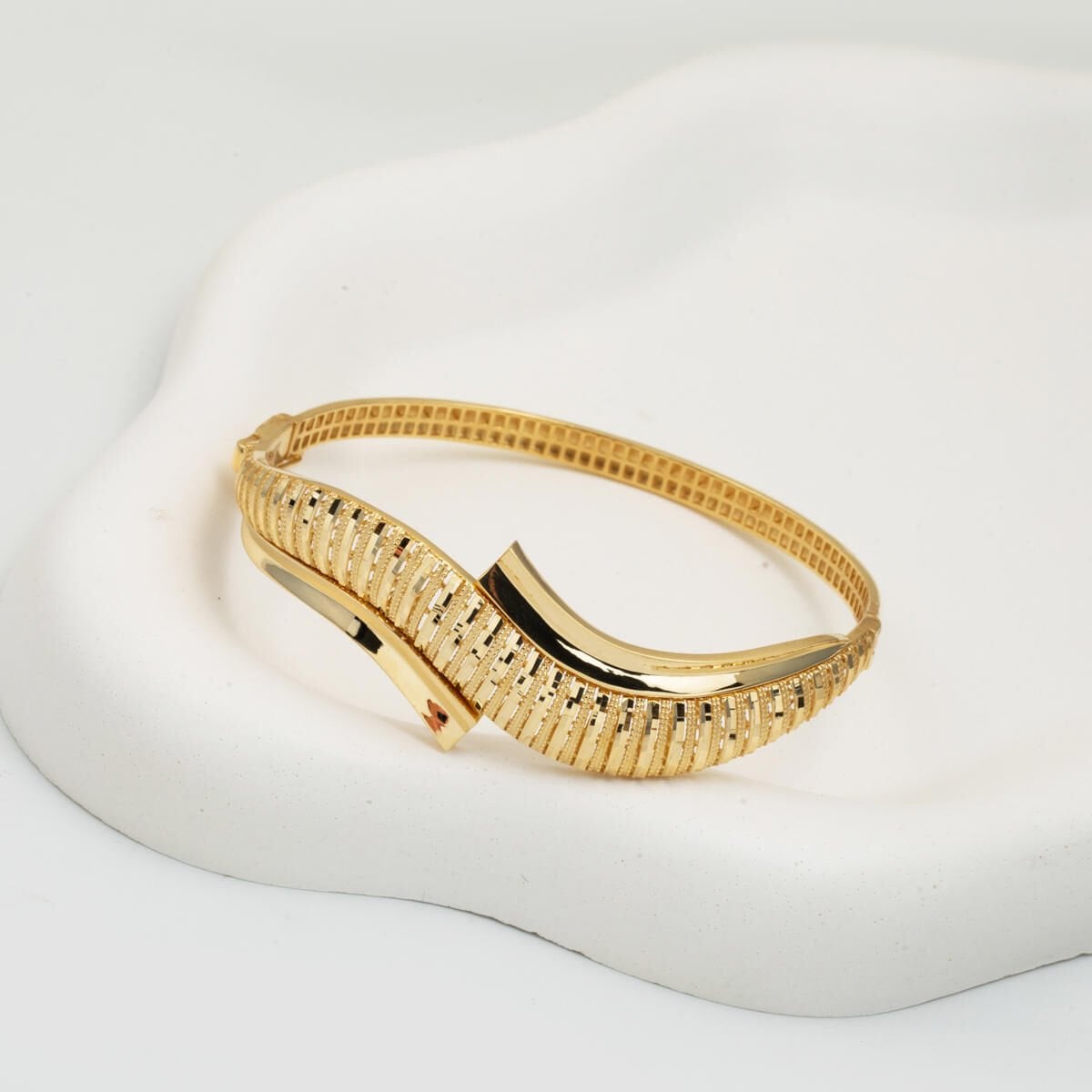 14K Yellow Gold Wavy Hinged Cuff Bangle (10.78 g)