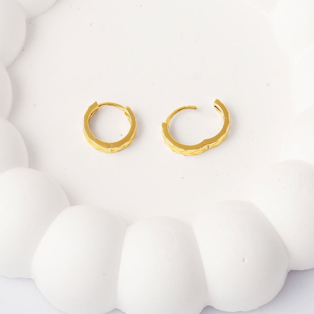 14K Yellow Gold Arrow Design Hoop Earrings
