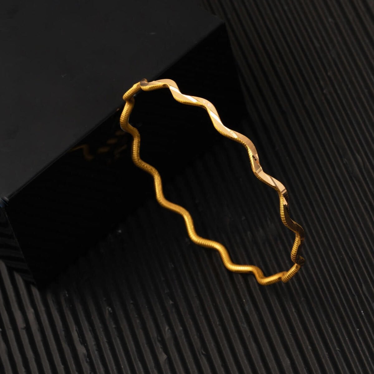 22K Yellow Gold Zigzag Ajda Bangle (6 g)