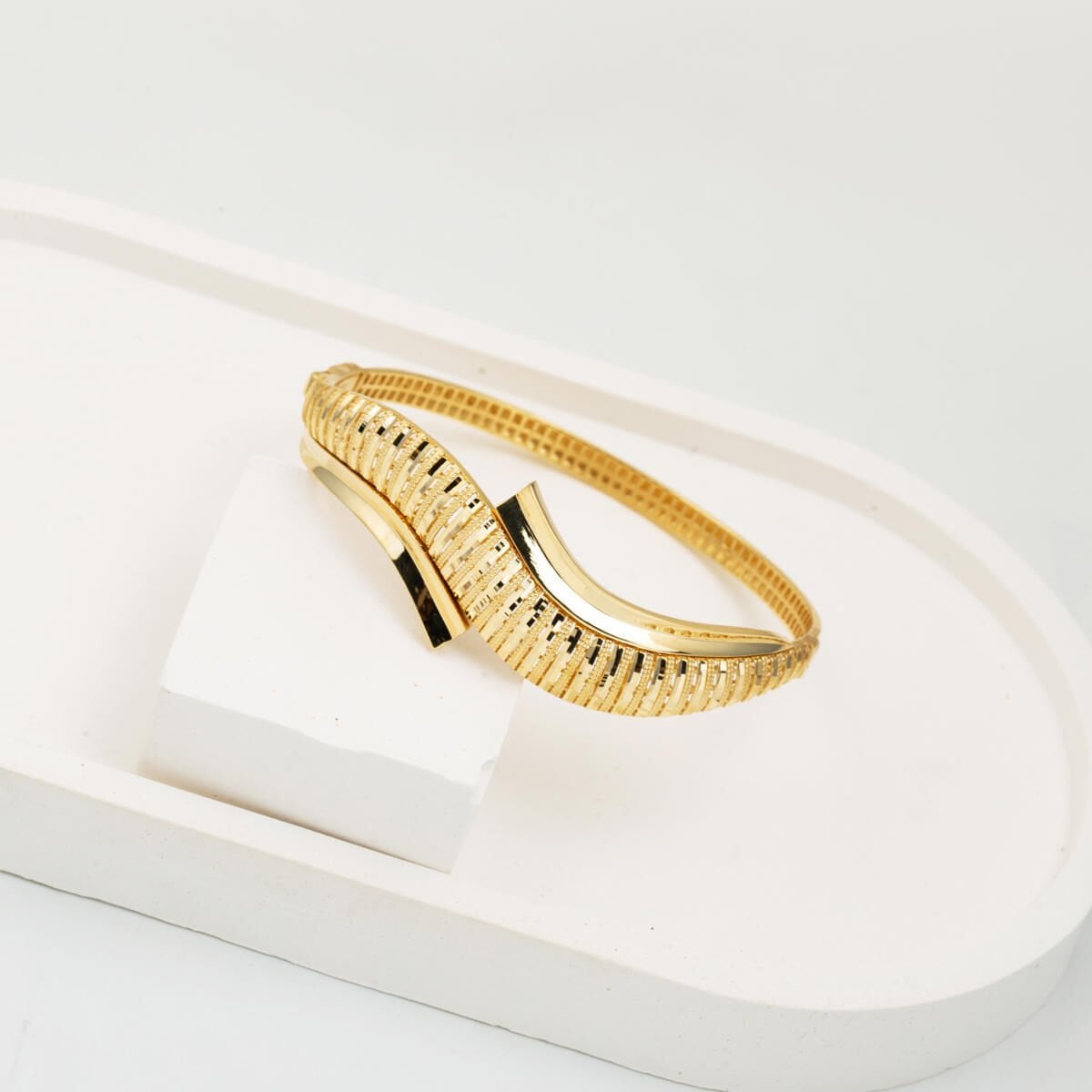 14K Yellow Gold Wavy Hinged Cuff Bangle (10.78 g)