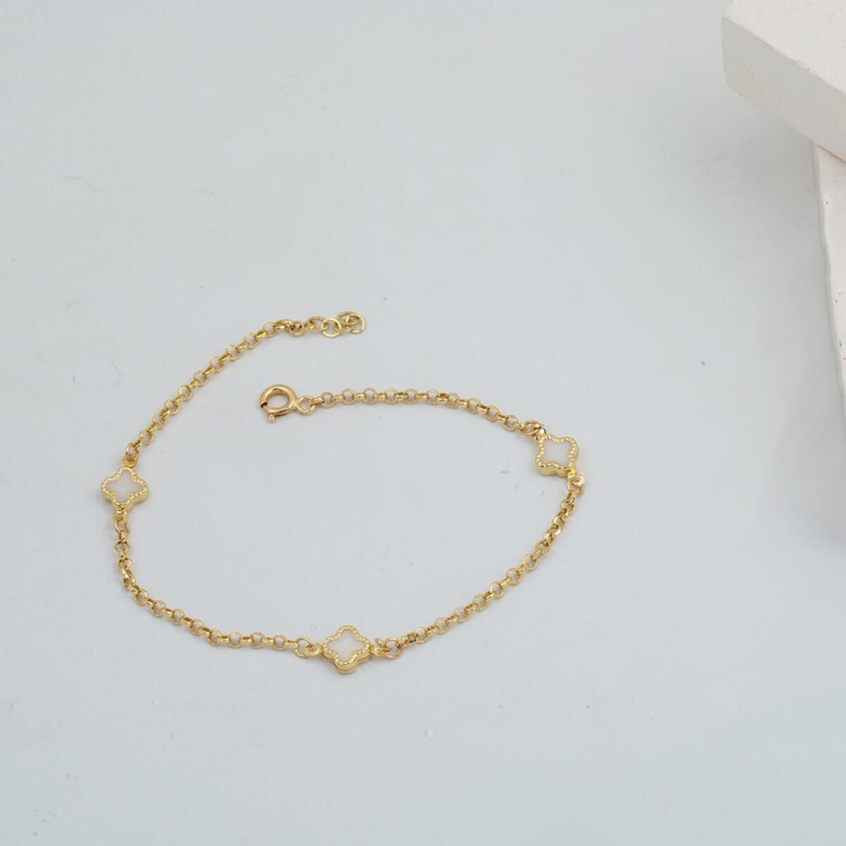 14K Yellow Gold Clover Mother of Pearl Bracelet (2.12 g)