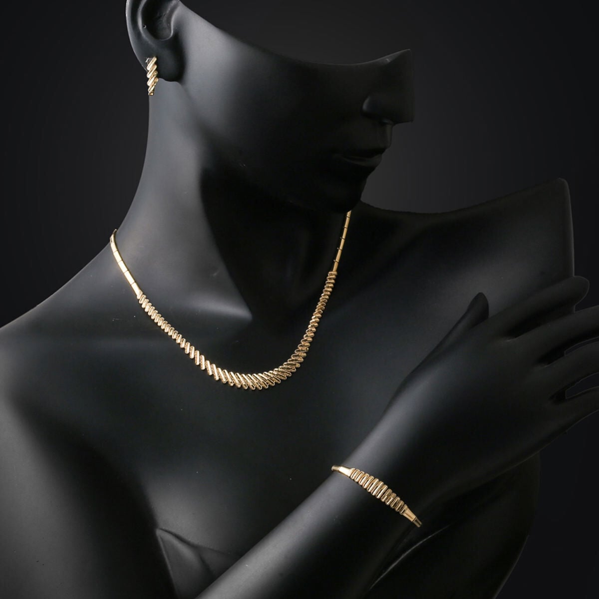 14K Yellow Gold Ajda Hand Engraved Wedding Set