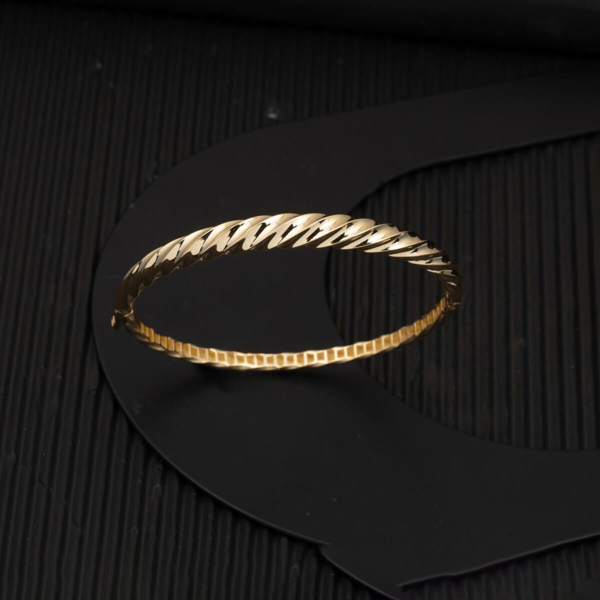 14K Yellow Gold Twisted Hinged Cuff Bangle (8.09 g)