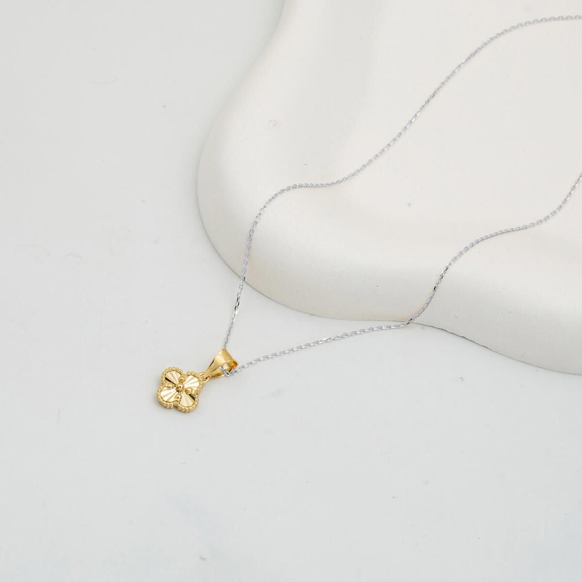 14K Yellow Gold Sparkling Clover Pendant (0.98 g)