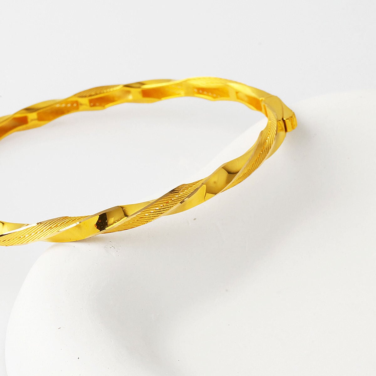 14K Yellow Gold Mesh Detail Hinged Cuff Bangle