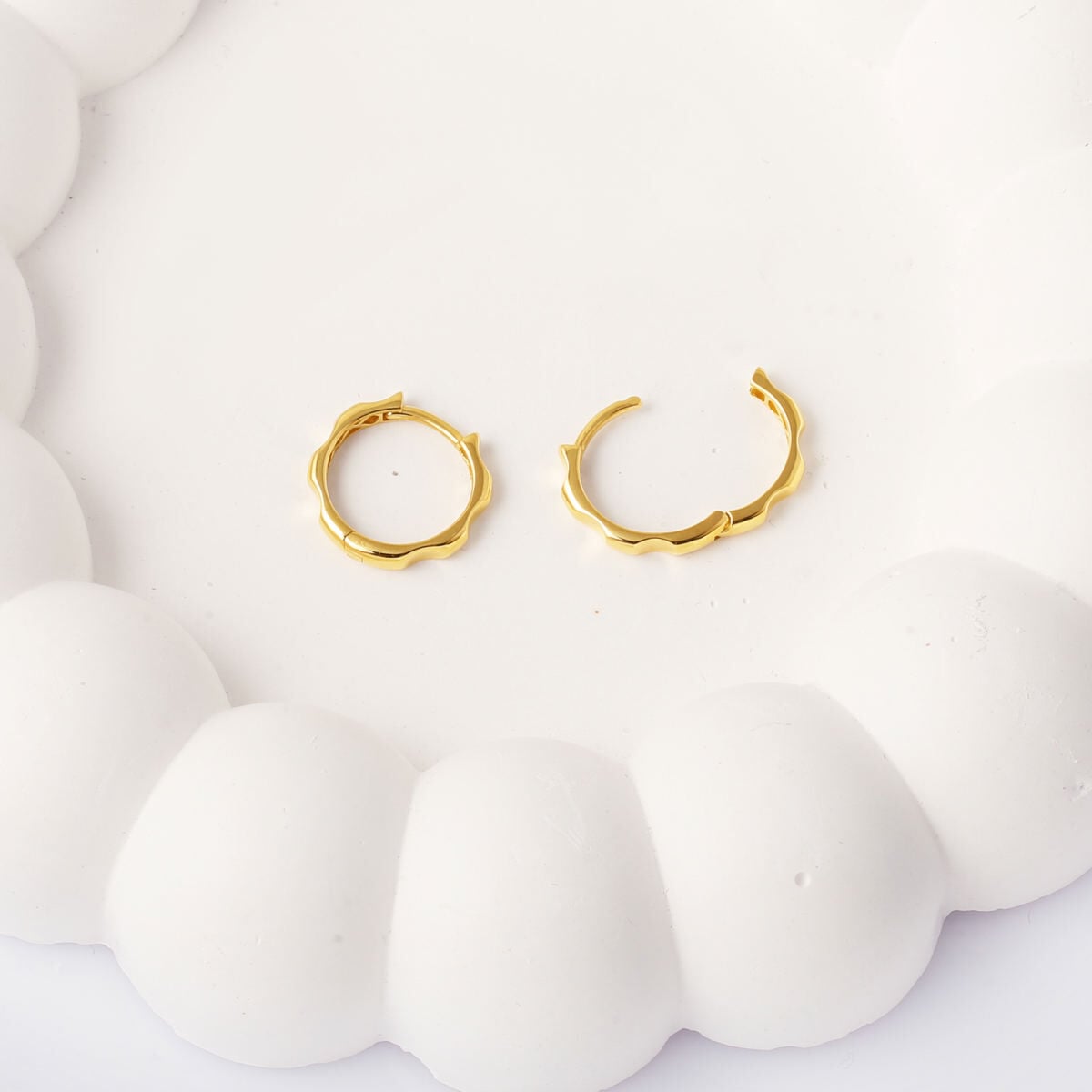 14K Yellow Gold Minimalist Hoop Earrings (1.64 g)