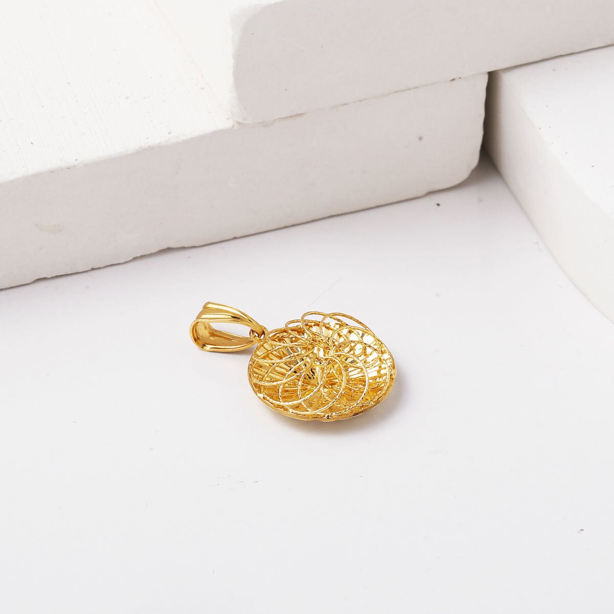 14K Yellow Gold Filigree Engraved Pendant