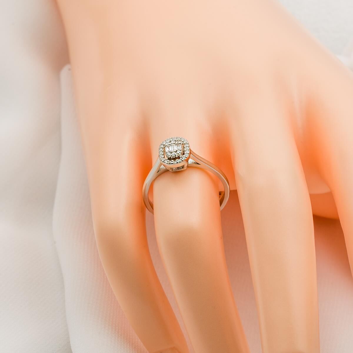 14K White Gold 0.15 Ct Oval Baguette Diamond Ring