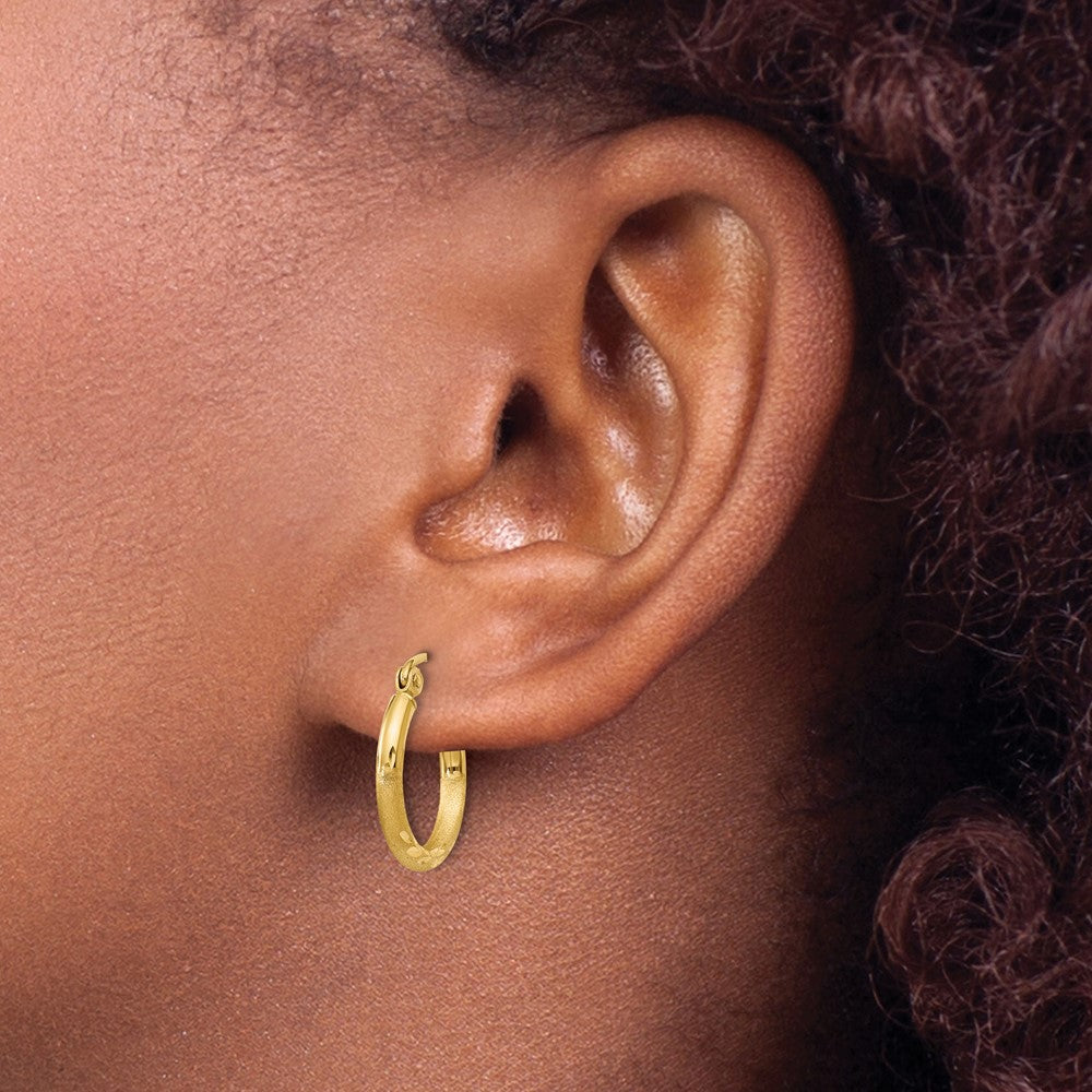 14K Yellow Gold Satin And D/C 2mm Round Tube Hoop Earrings