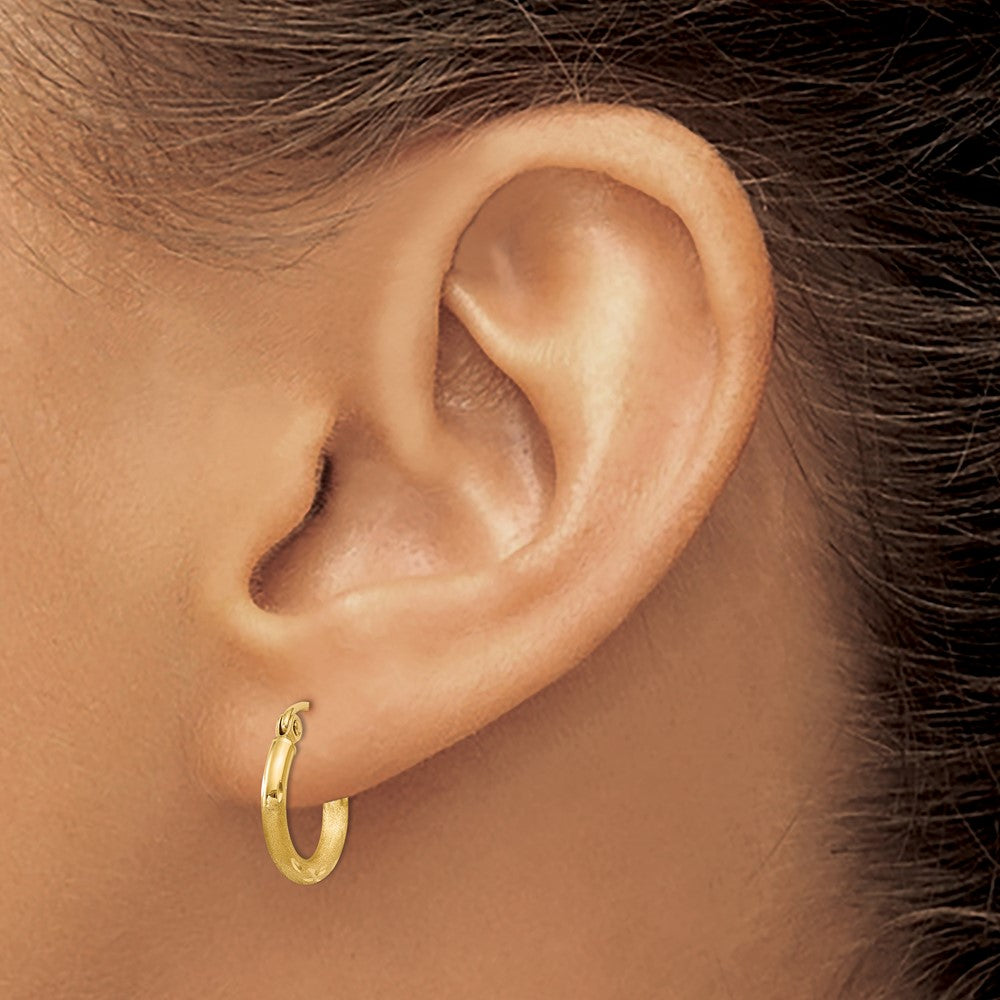14K Yellow Gold Satin And Diamond-Cut 2mm Round Tube Hoop Earrings