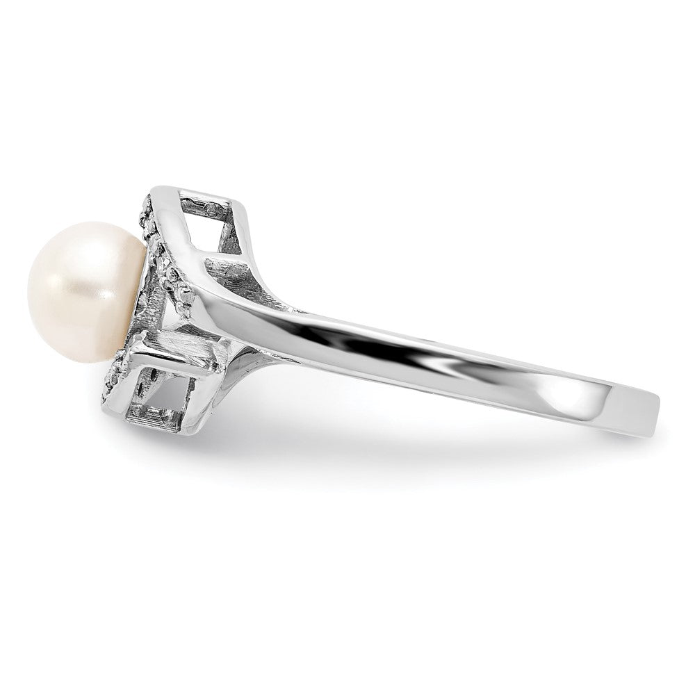 14k White Gold 5.5mm FW Cultured Pearl A Real Diamond ring