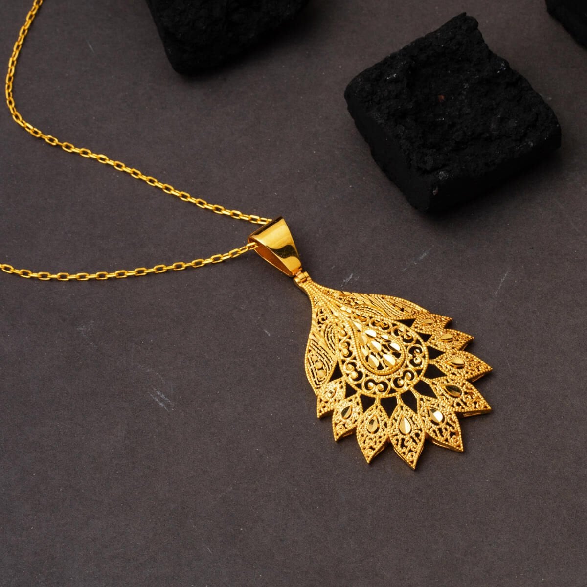 22K Yellow Gold Indian Style Motif Necklace