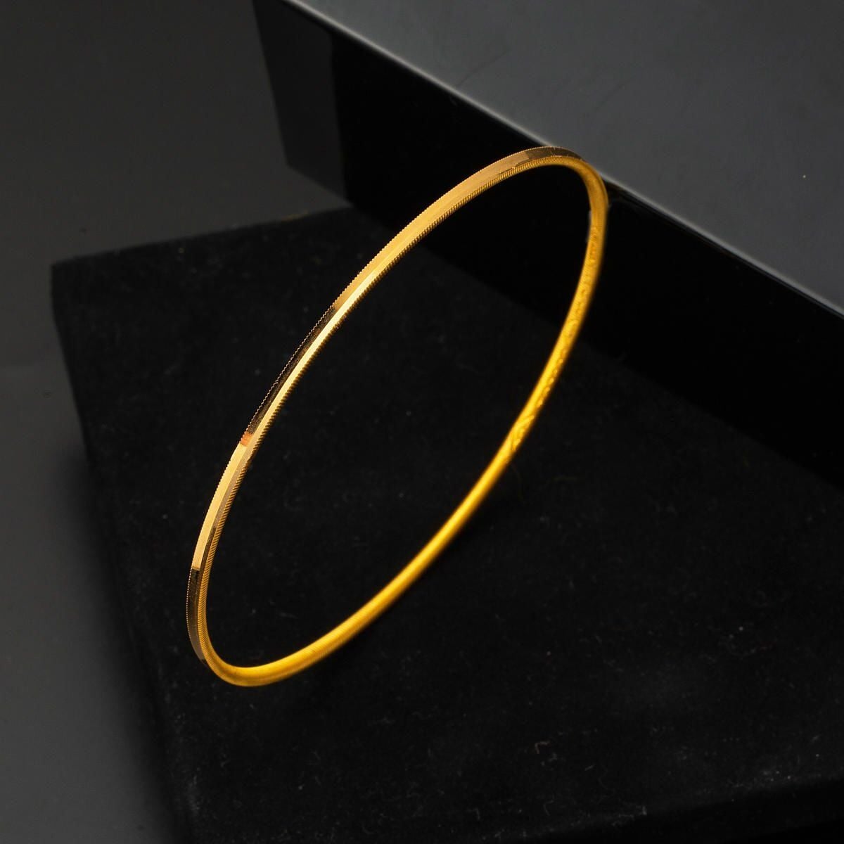 22K Yellow Gold Ajda Bangle (9 g)