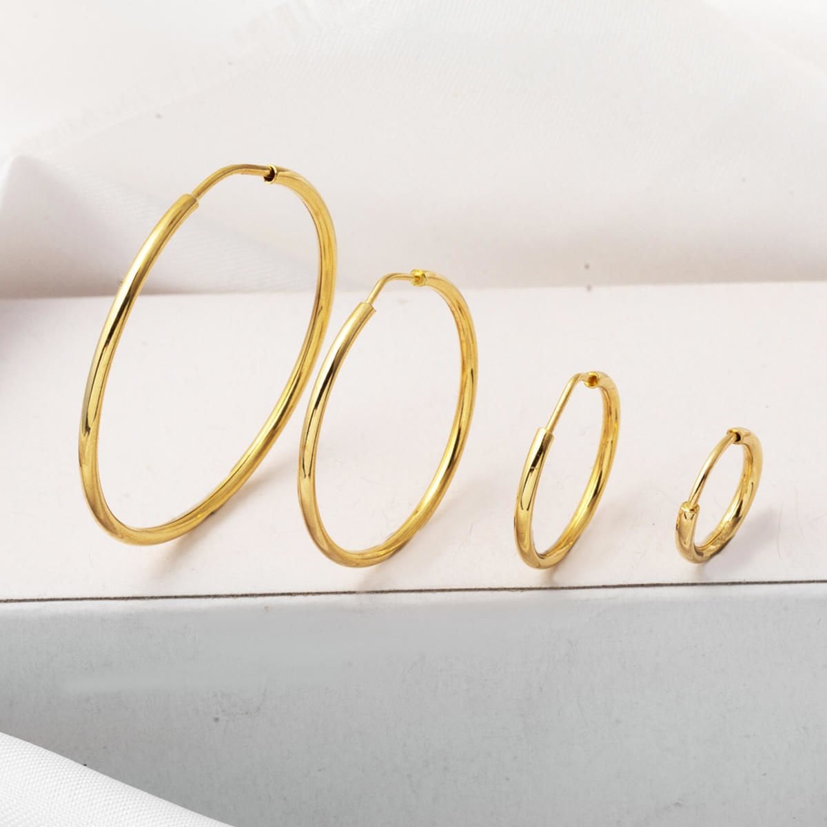 14K Yellow Gold 1.5 cm Diameter Hoop Earrings (1.1 g)