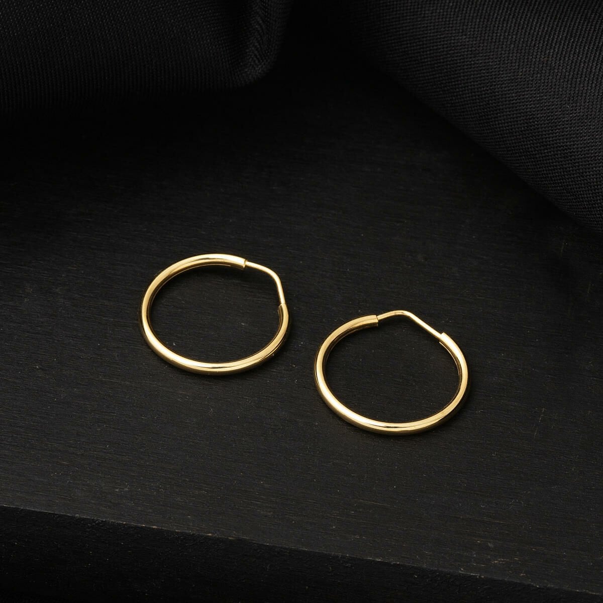 14K Yellow Gold 1.5 cm Diameter Hoop Earrings (1.1 g)
