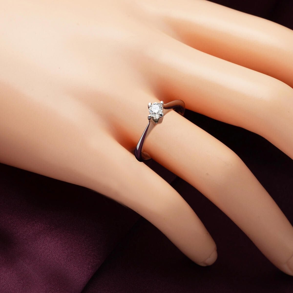 14K White Gold Cross Setting Solitaire Diamond Ring (2.22 g)