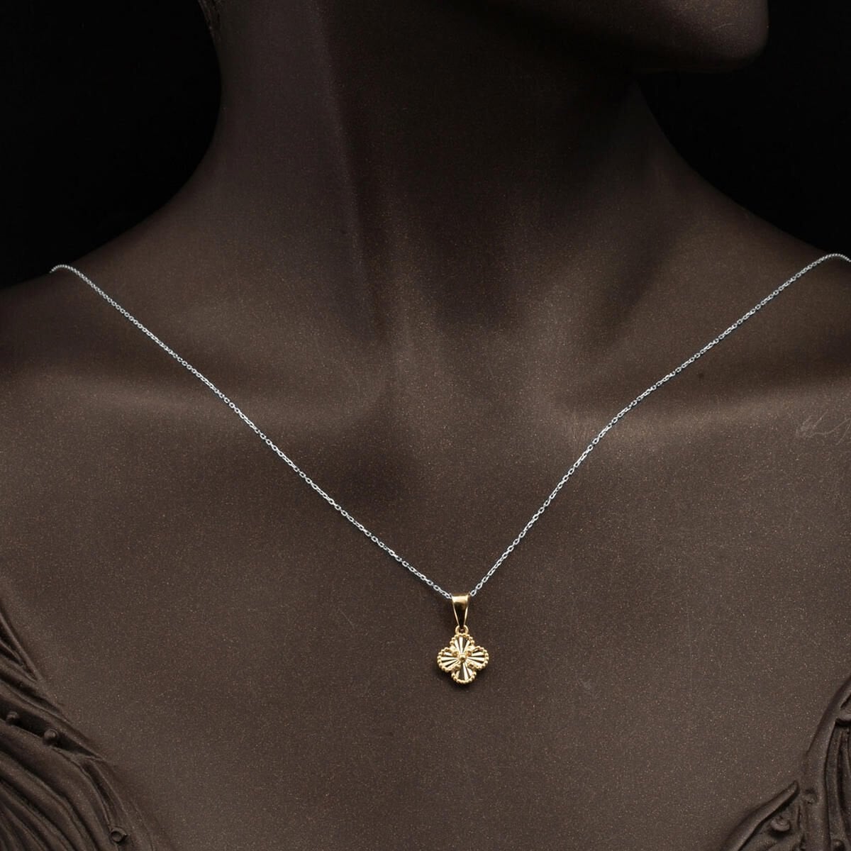 14K Yellow Gold Sparkling Clover Pendant (0.98 g)