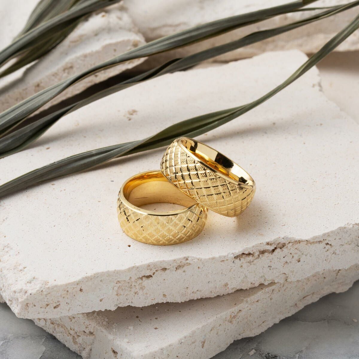 14K Yellow Gold Rhombus Wedding Band Set (9.5 g)