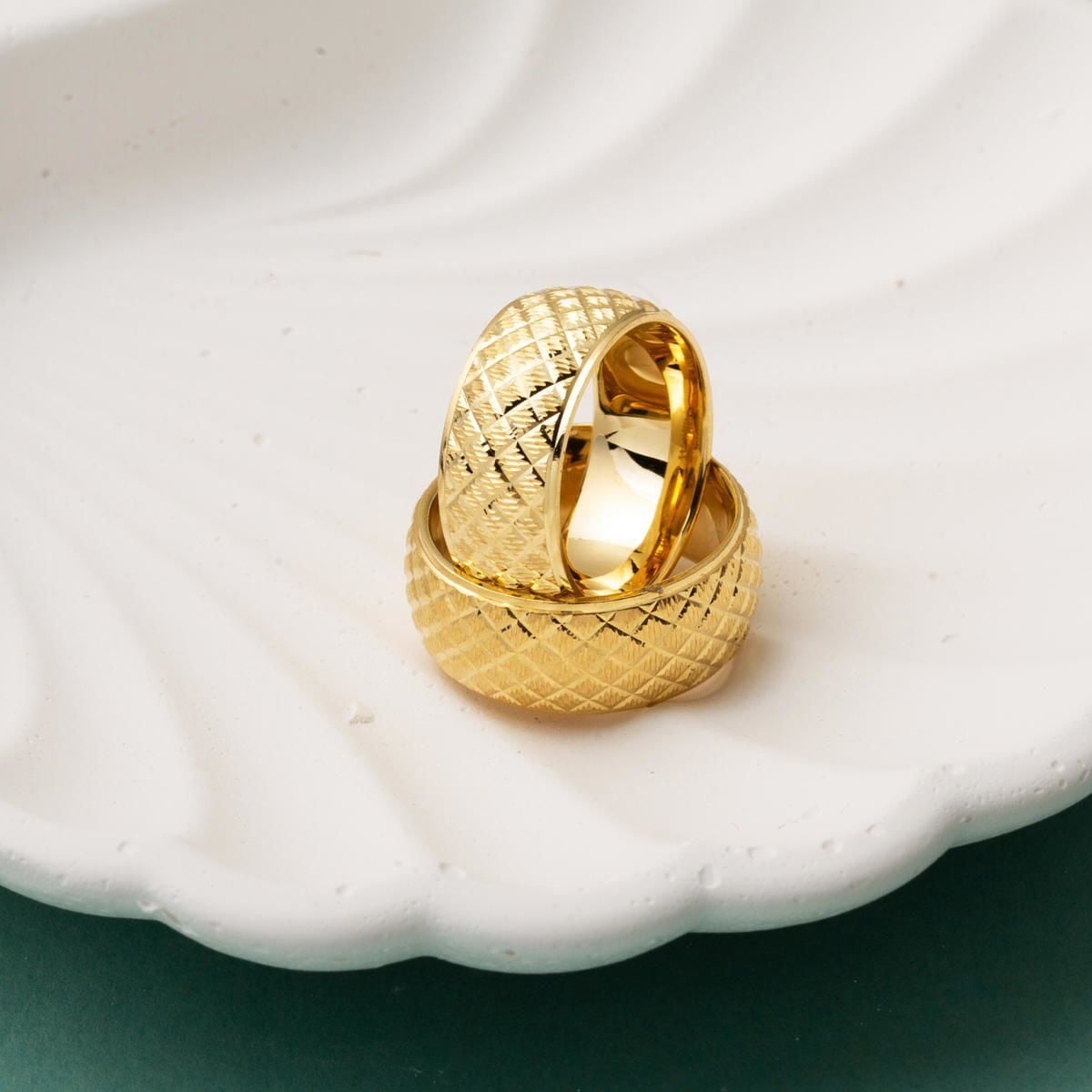 14K Yellow Gold Rhombus Wedding Band Set (9.5 g)