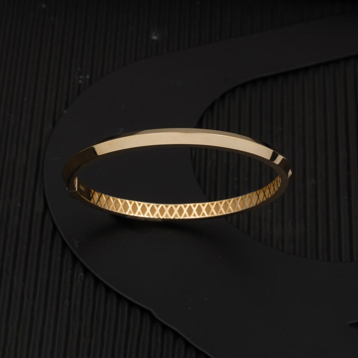 14K Yellow Gold Egg Shaped Hinged Cuff Bangle (9.02 g)