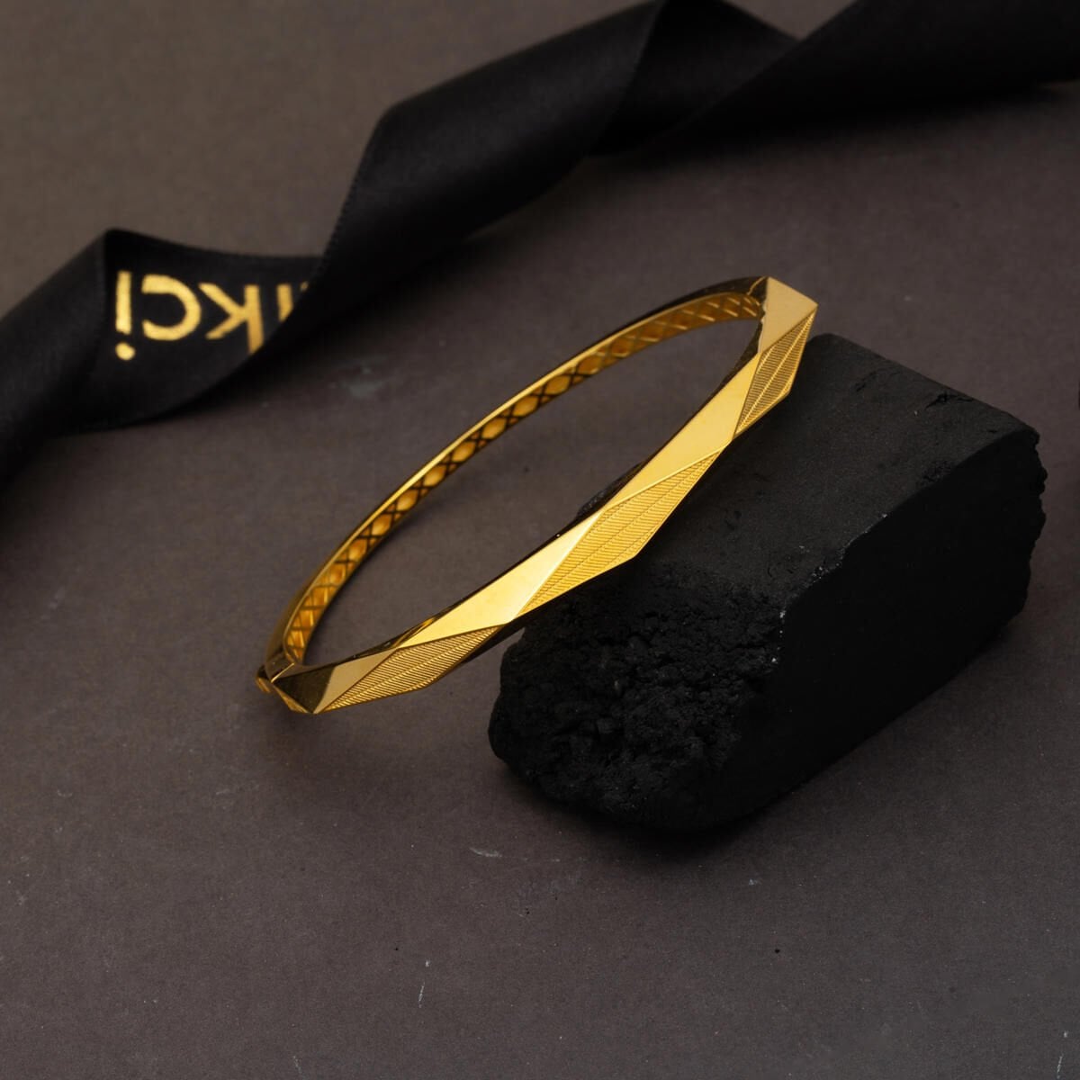 14K Yellow Gold Mesh Patterned Hinged Cuff Bangle