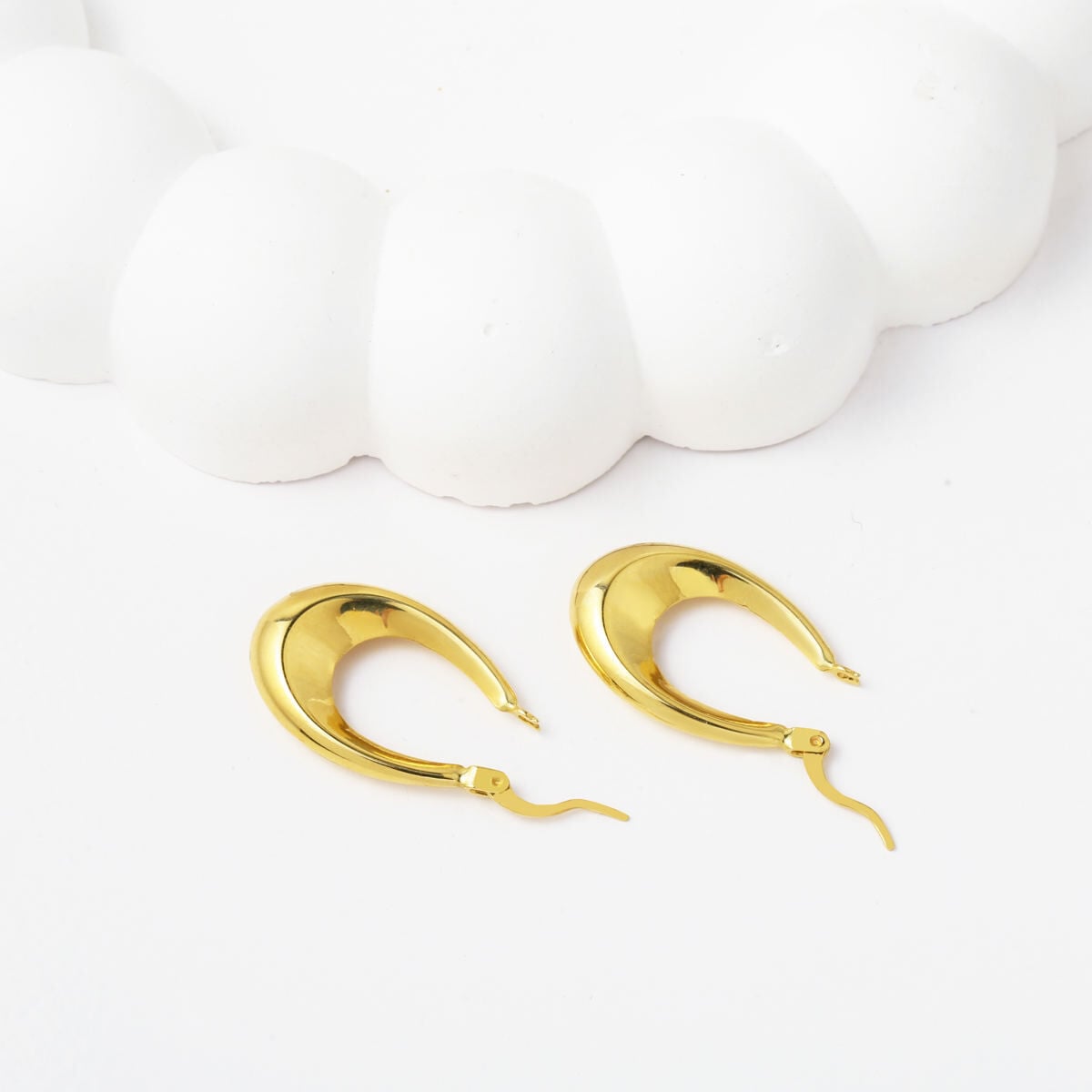14K Yellow Gold Venus Hoop Earrings