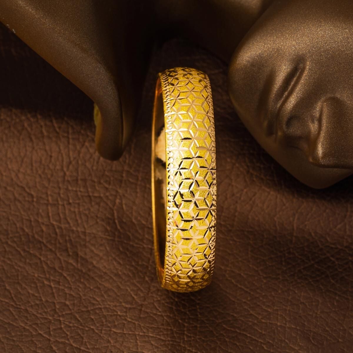 22K Yellow Gold Crushed Glass Bangle | Goldia.com