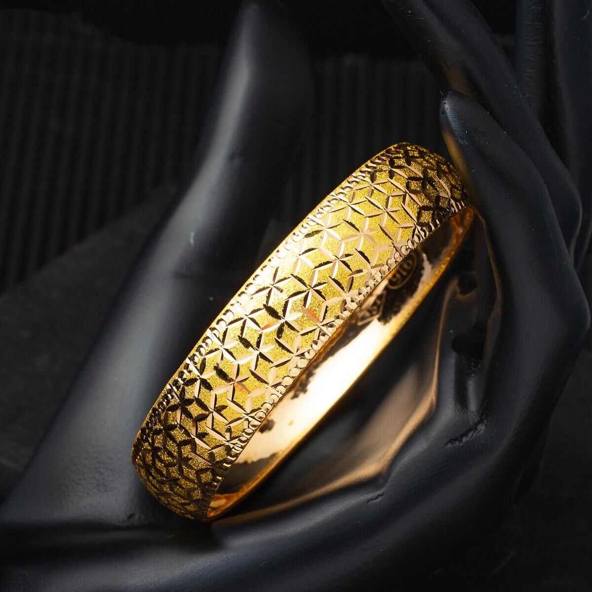 22K Yellow Gold Crushed Glass Bangle | Goldia.com
