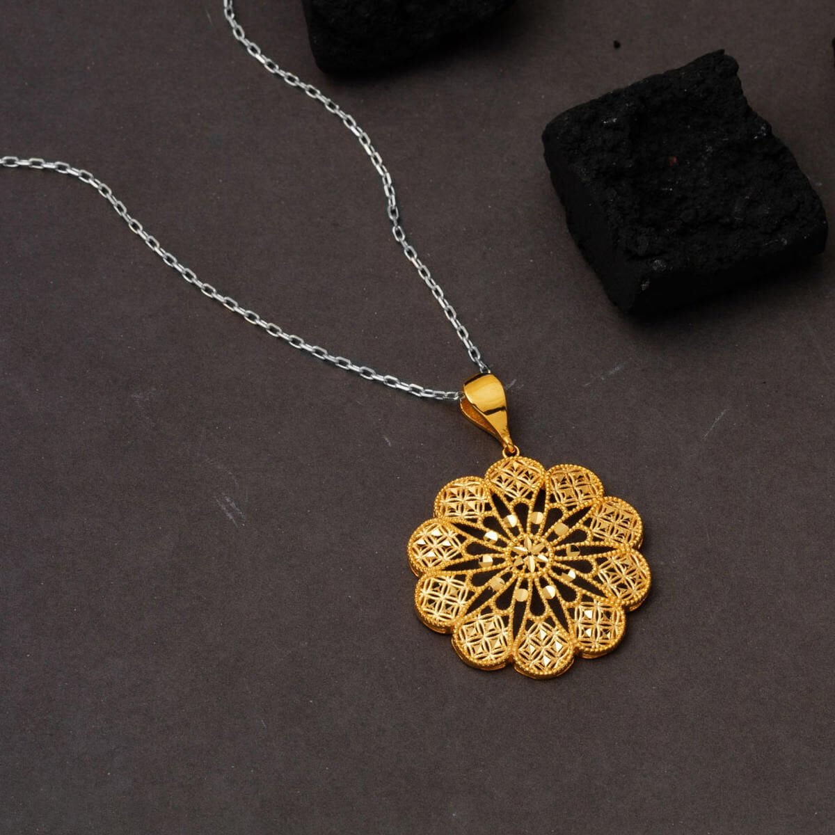 22K Yellow Gold Gold Thread Medallion Pendant