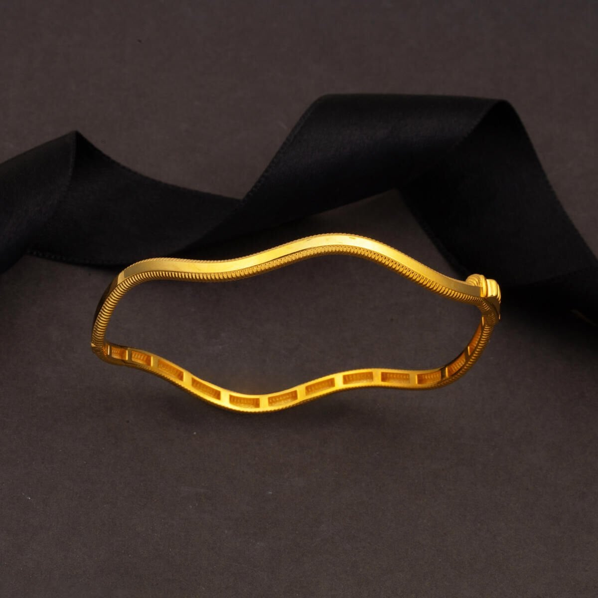 14K Yellow Gold Zigzag Ajda Hinged Cuff Bangle (7.75 g)
