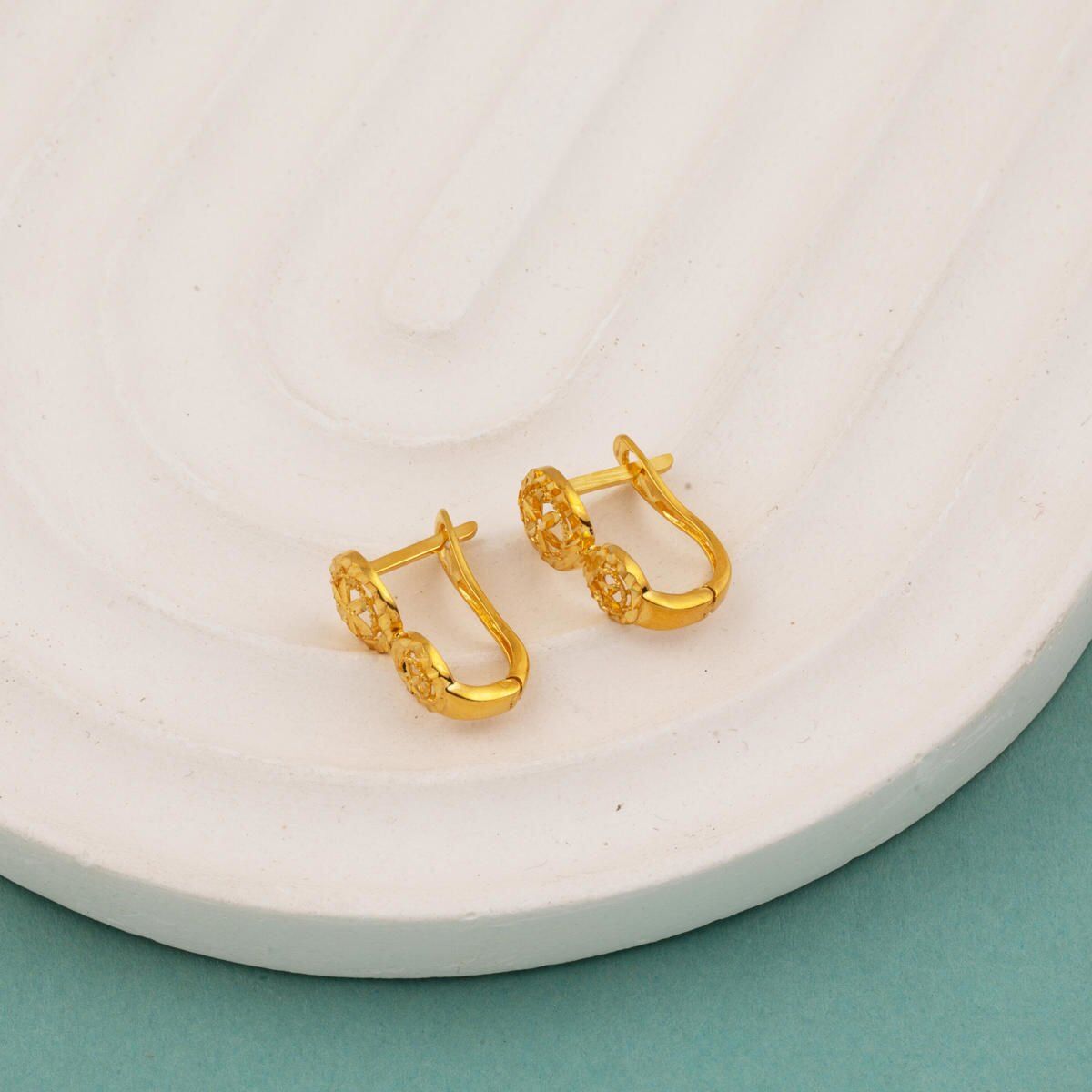 22K Yellow Gold Flower Earrings