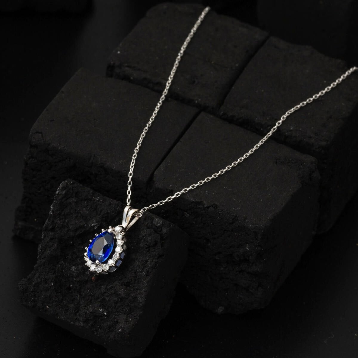 14K White Gold Elegant 0.70 Ct Sapphire Diamond Necklace