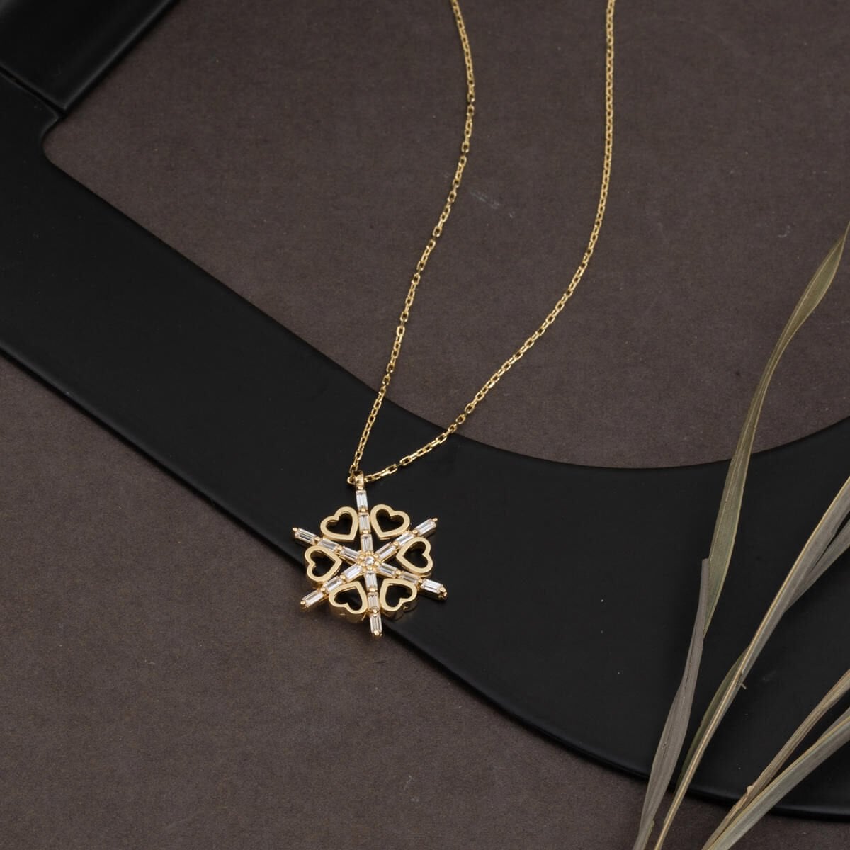 14K Yellow Gold Heart Snowflake Cubic Zirconia Necklace (2.14 g)