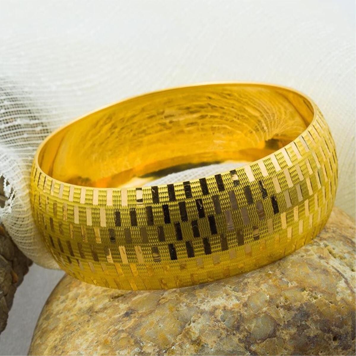 22K Yellow Gold Checkered Hinged Bangle