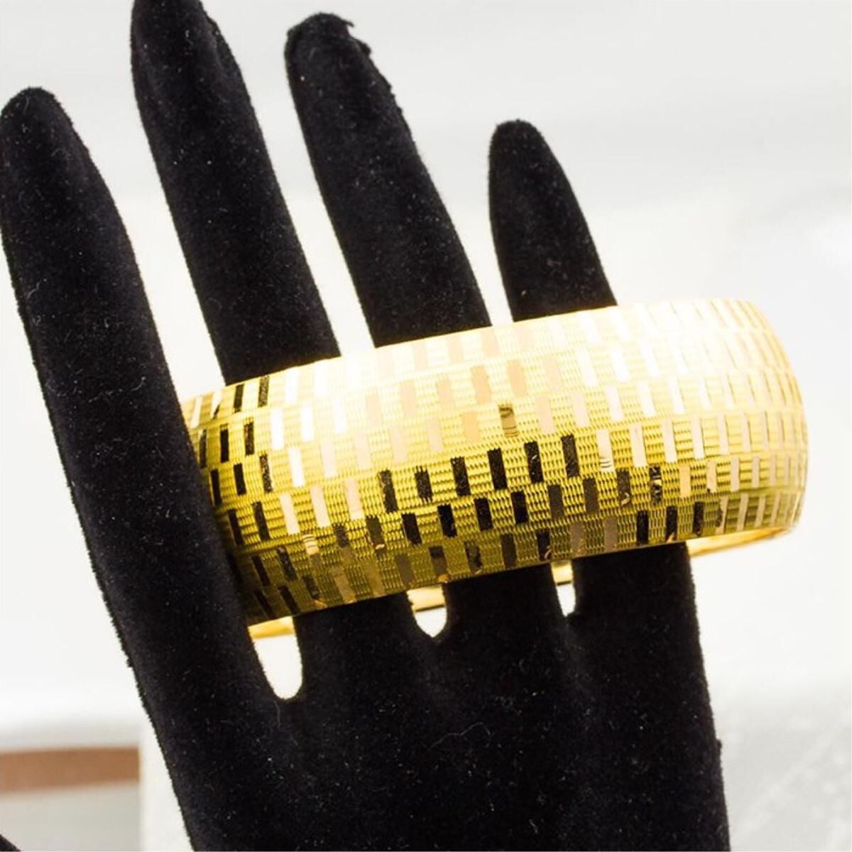 22K Yellow Gold Checkered Hinged Bangle