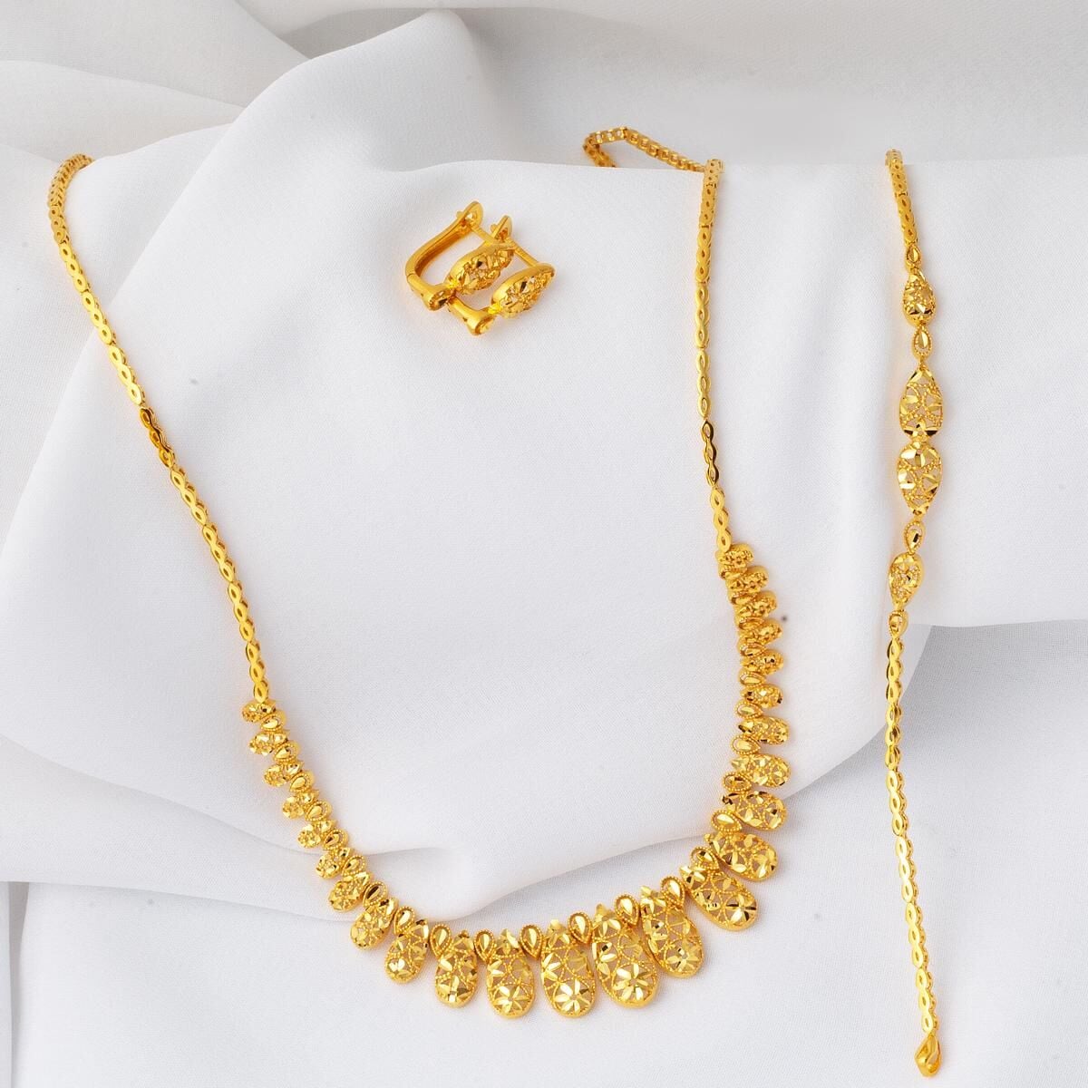22K Yellow Gold Teardrop Jewelry Set