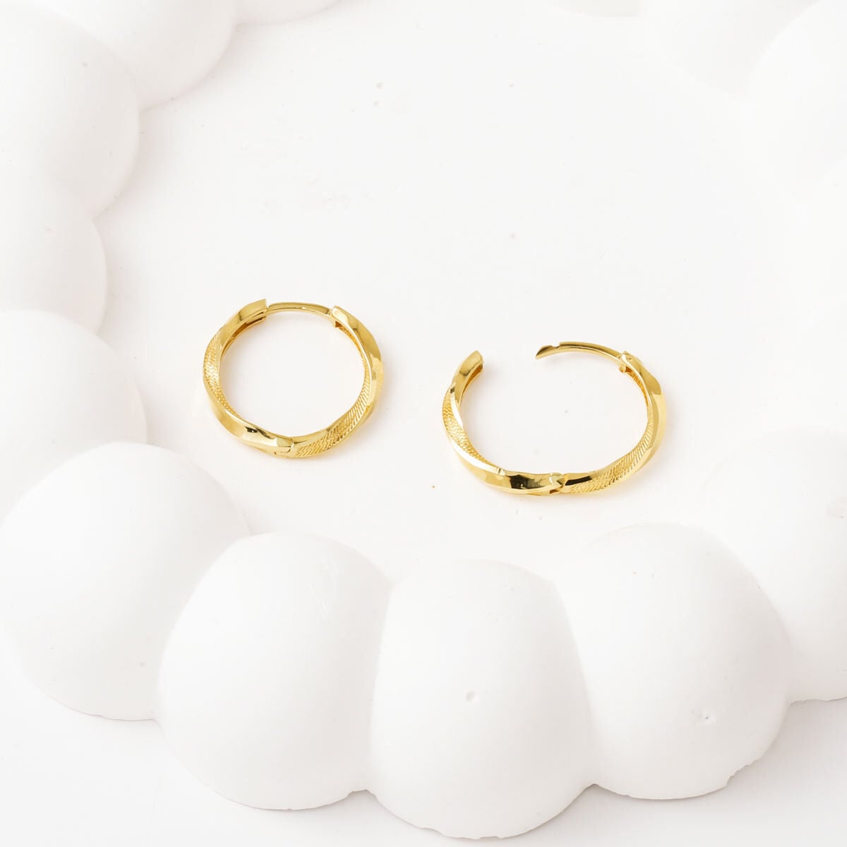 14K Yellow Gold Italian Twisted Hoop Earrings (2.51 g)
