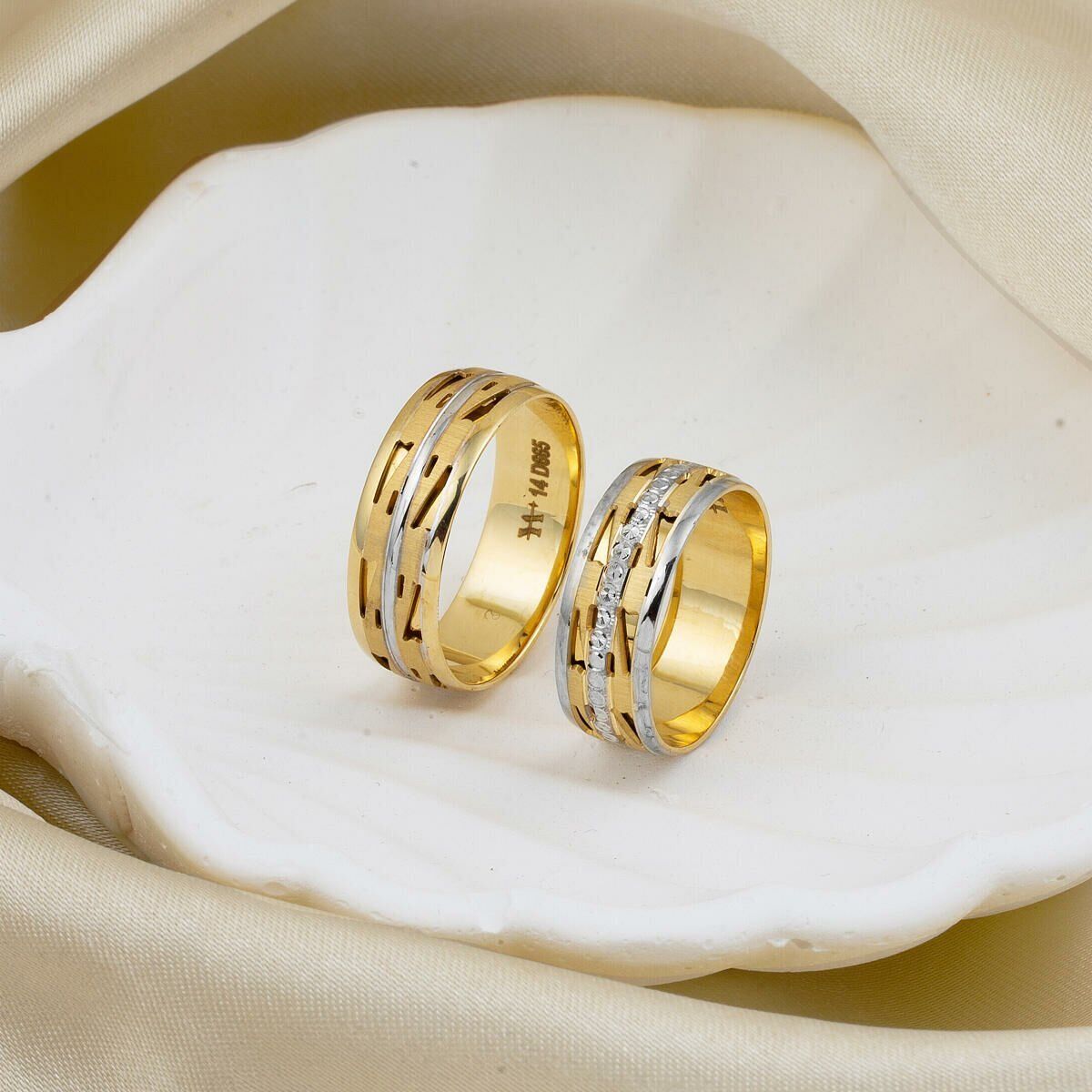 14K Yellow Gold Decor Wedding Band Set