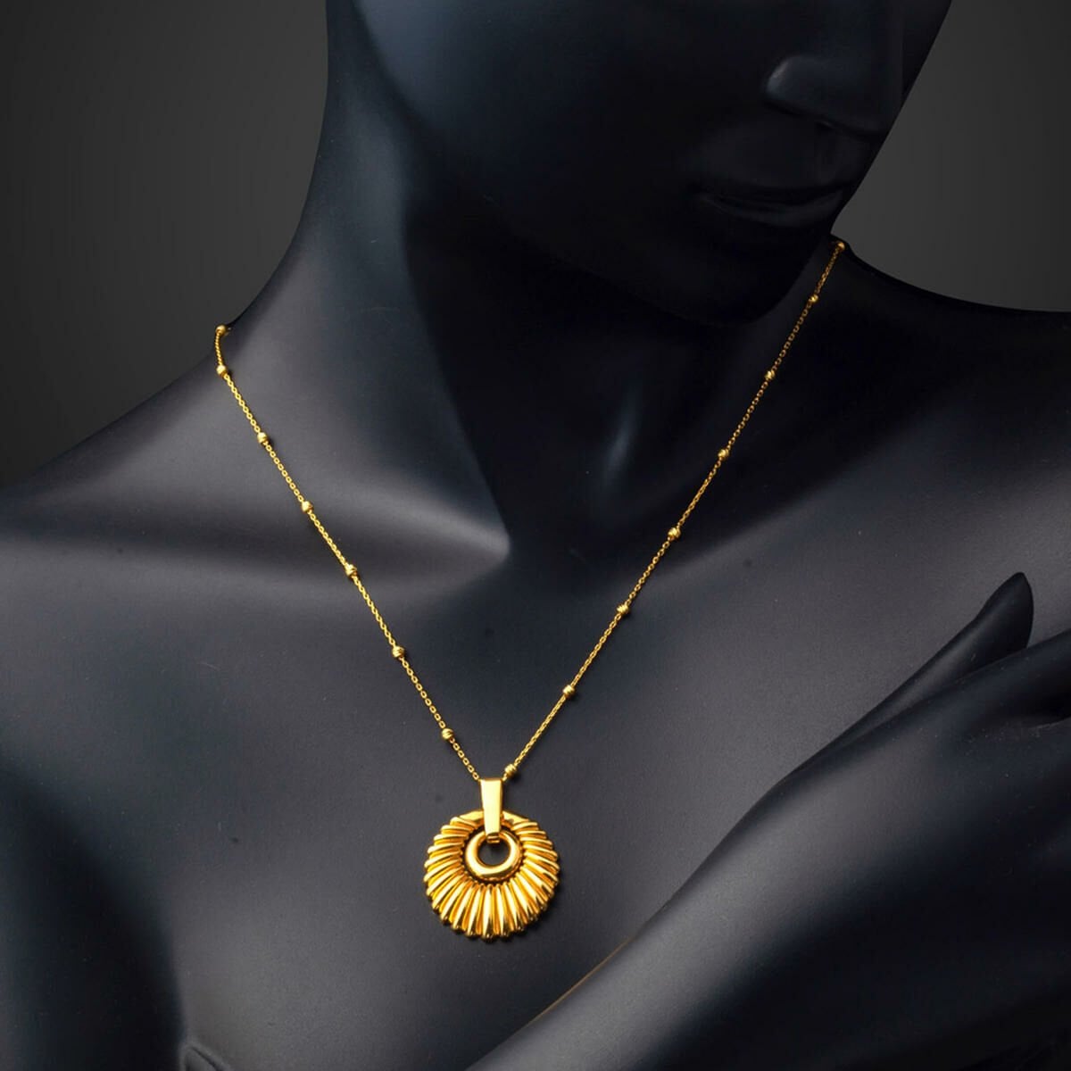 22K Yellow Gold Seashell Cubic Zirconia Necklace (9.07 g)