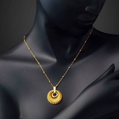 22K Yellow Gold Seashell Cubic Zirconia Necklace (9.07 g)