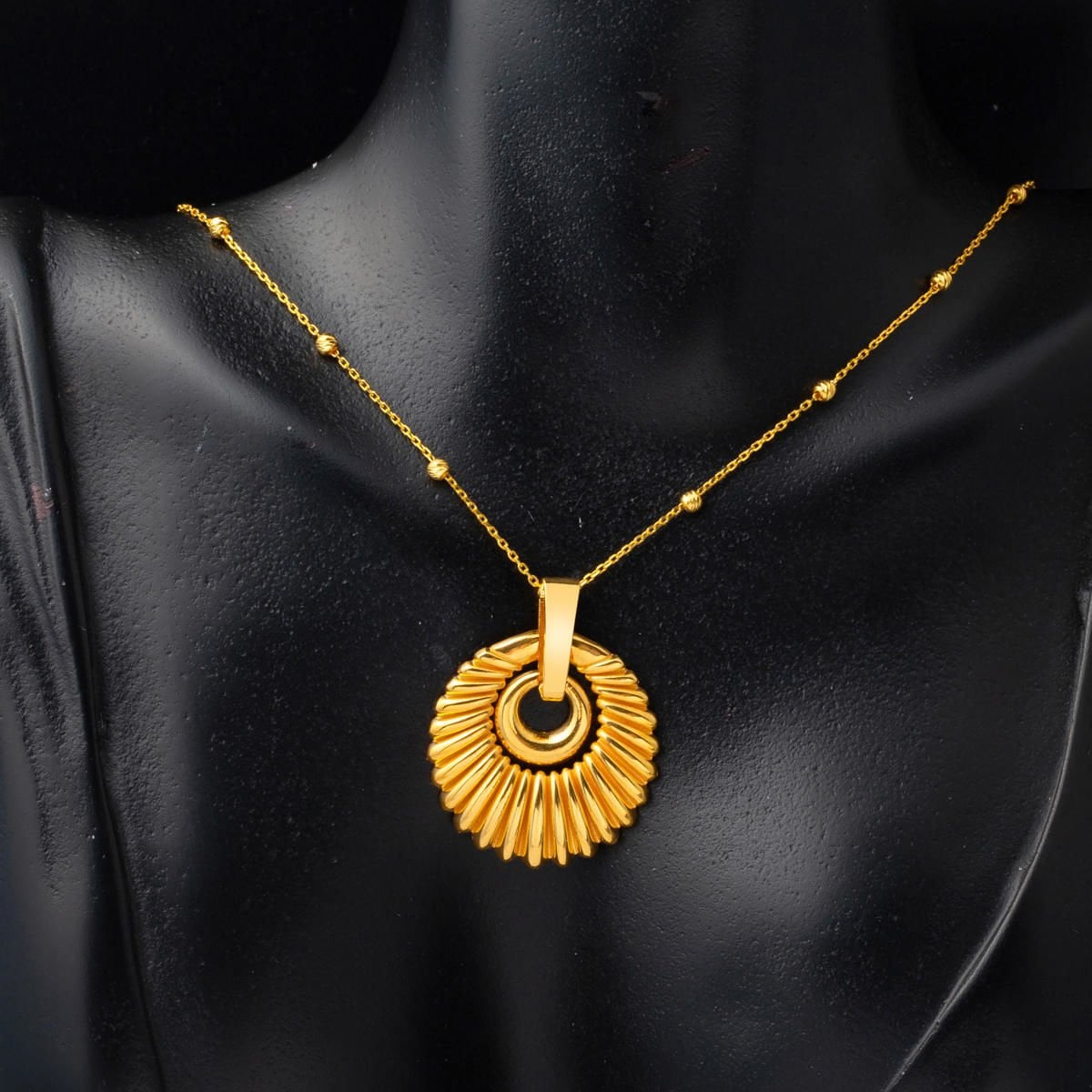 22K Yellow Gold Seashell Cubic Zirconia Necklace (9.07 g)