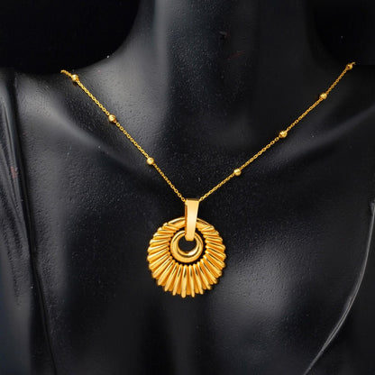 22K Yellow Gold Seashell Cubic Zirconia Necklace (9.07 g)