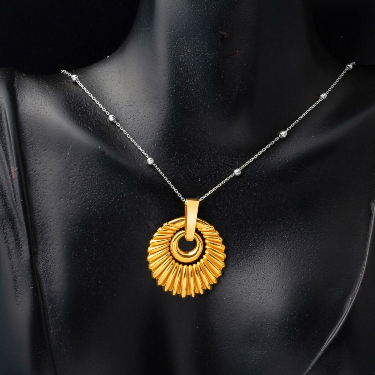 22K Yellow Gold Seashell Pendant