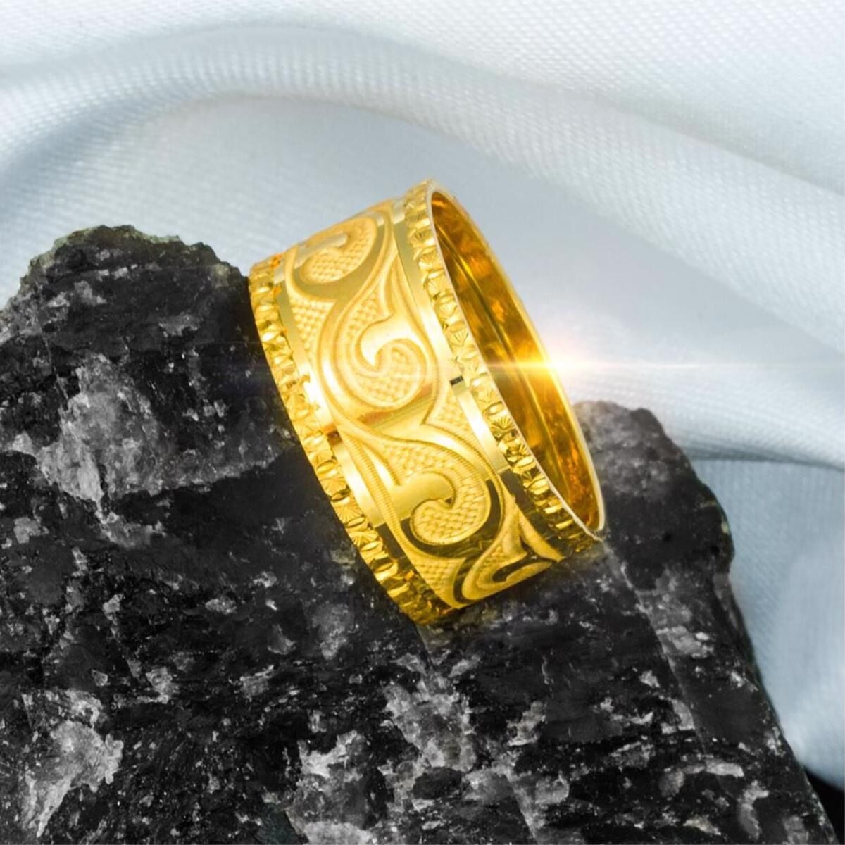 22K Yellow Gold Patterned Wedding Band Ring