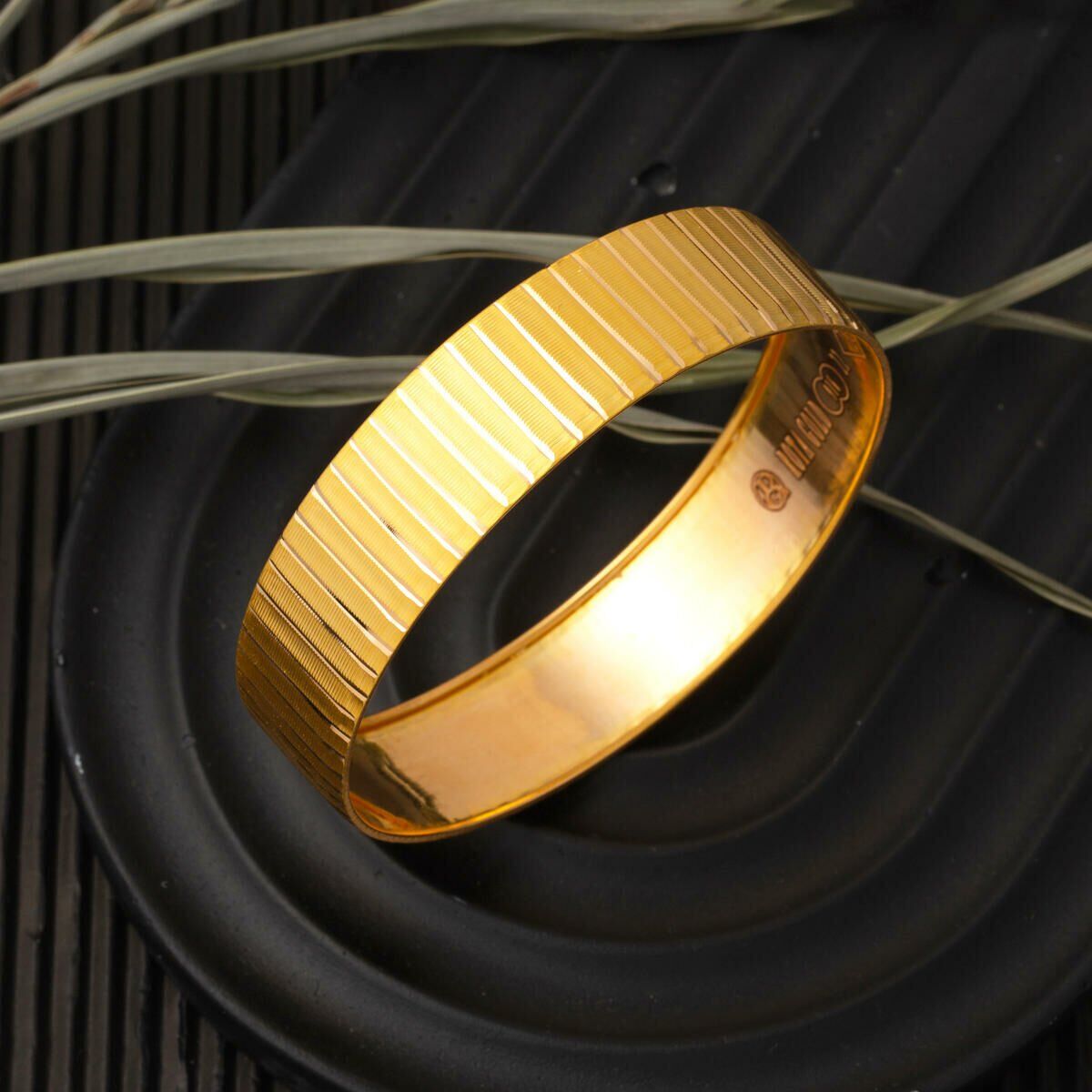 22K Yellow Gold Setina Cut Bangle