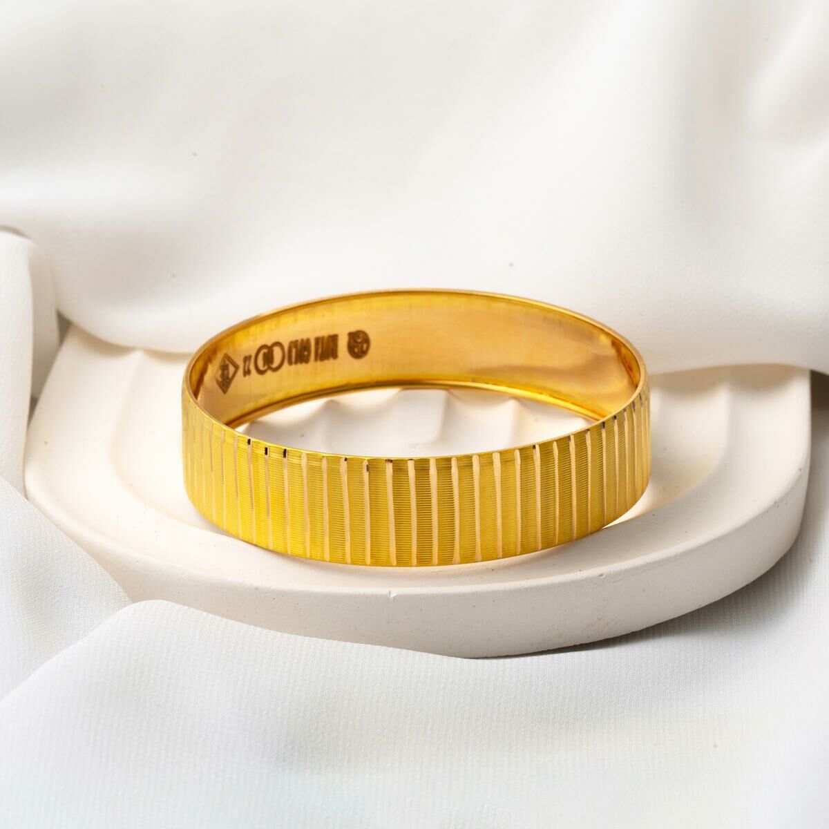 22K Yellow Gold Setina Cut Bangle