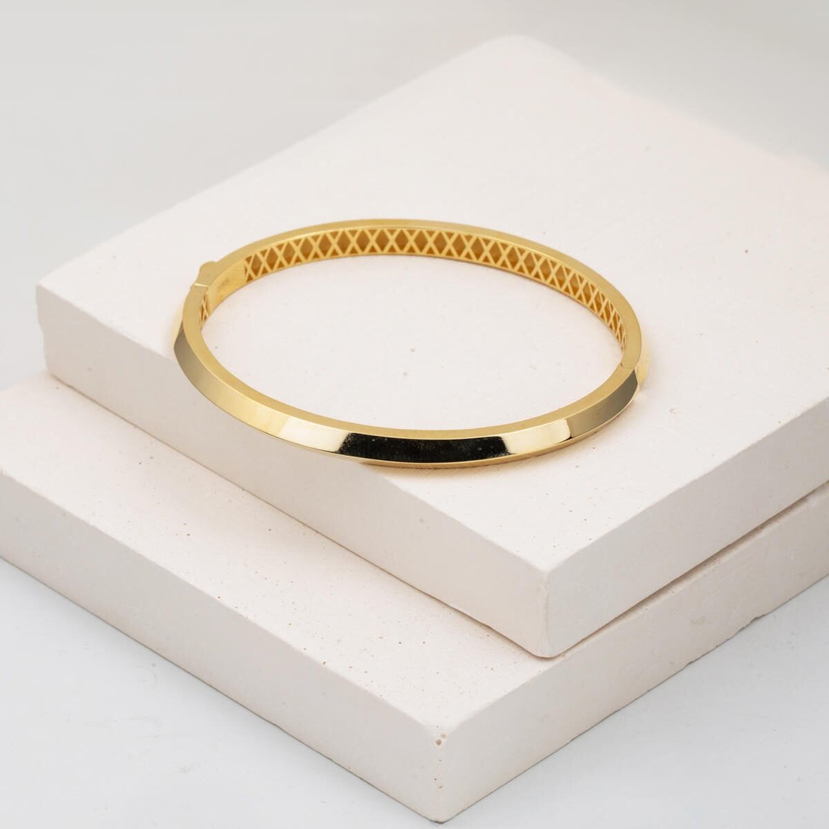14K Yellow Gold Egg Shaped Hinged Cuff Bangle (9.02 g)