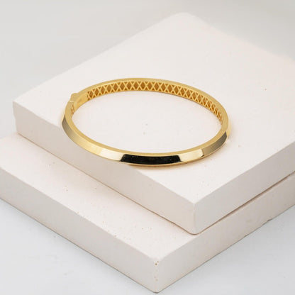 14K Yellow Gold Egg Shaped Hinged Cuff Bangle (9.02 g)