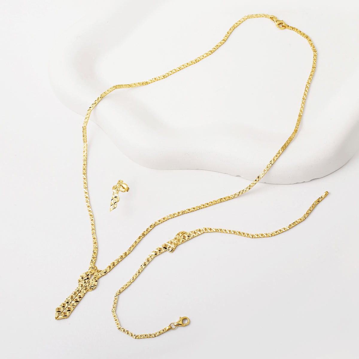 14K Yellow Gold Knot Engraved Bridal Set